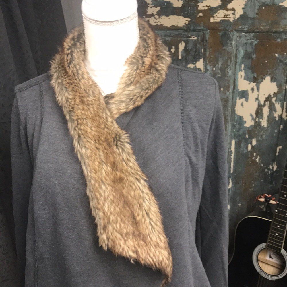 Fabulous sweater with fur collar - Picture 4 of 6